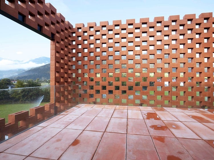 Una destilería en forma de cubo inaugura la producción de whisky en Suiza